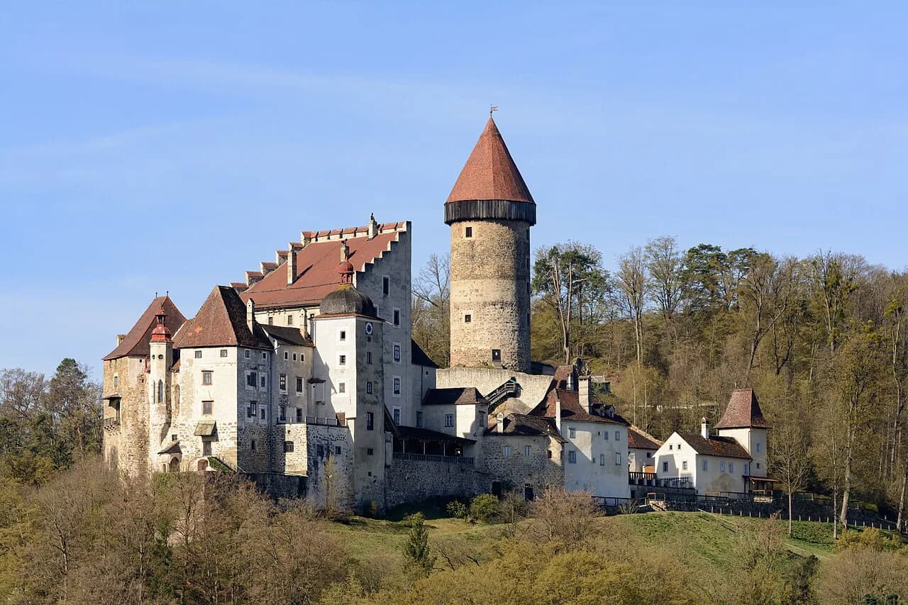 Burg Clam: Guided Tours of an Inhabited Medieval Castle