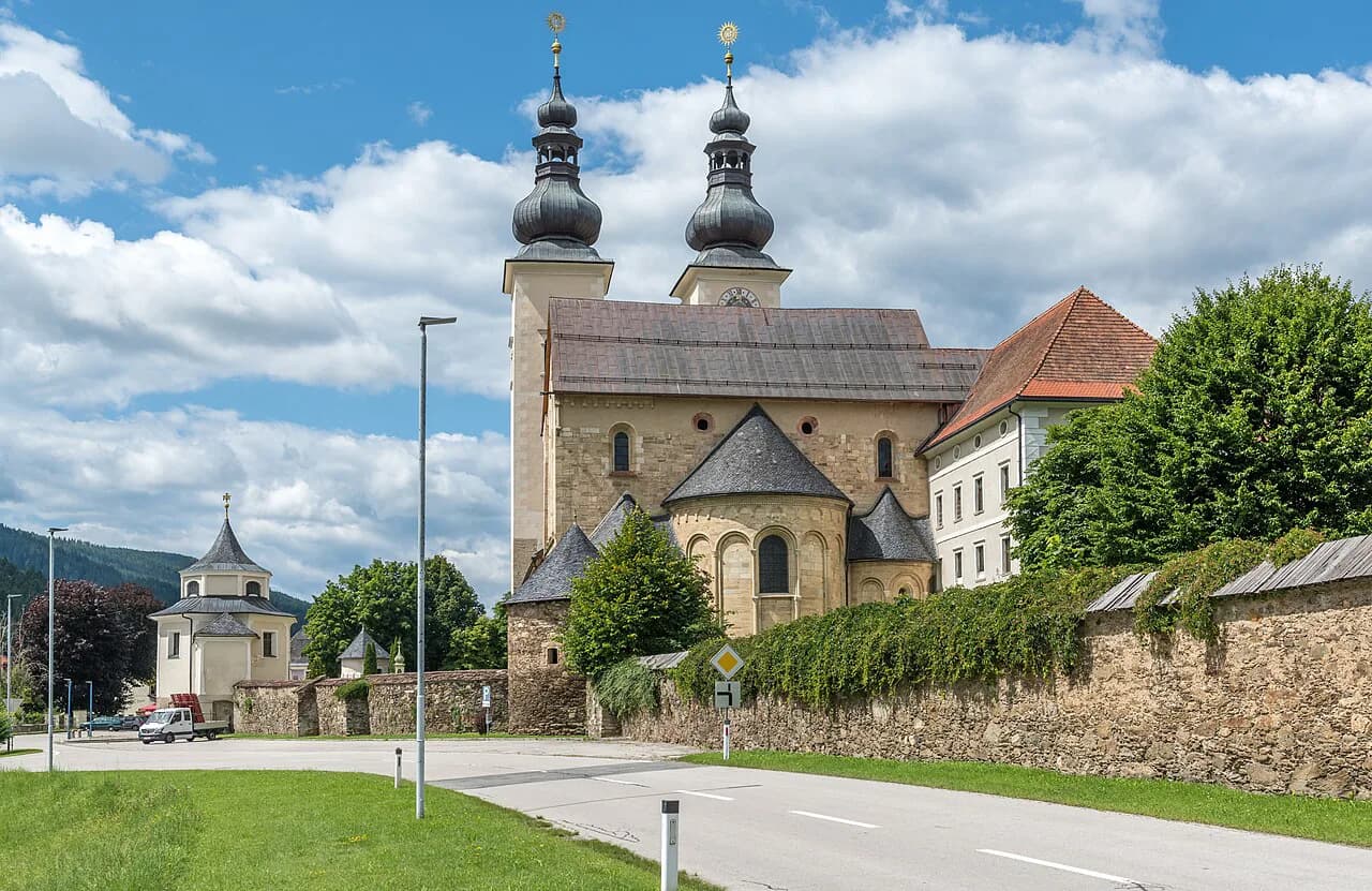Gurk Cathedral: The Romanesque Dom, Crypt and Treasury