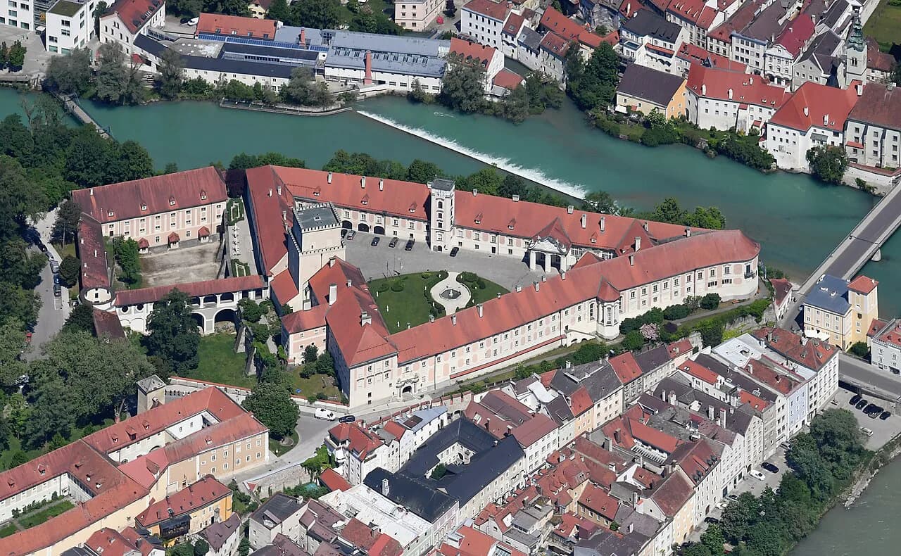 Schloss Lamberg in Steyr: Visiting the Castle Courtyard