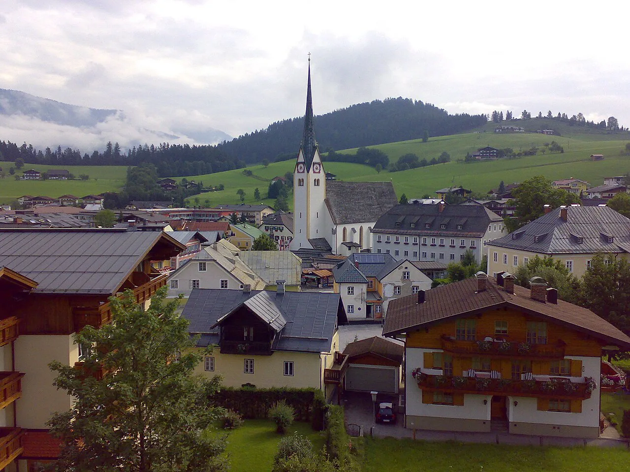 The centre of Abtenau with its parish church and green hills behind.