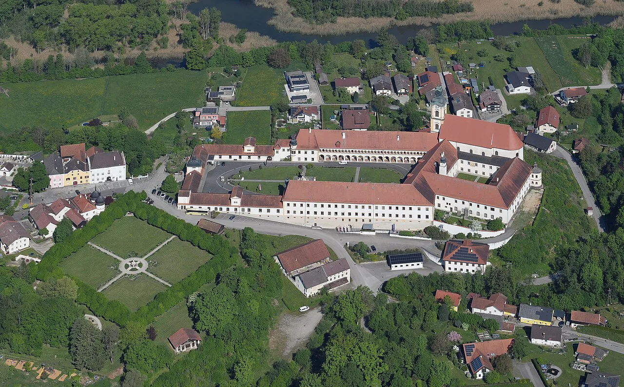 Aerial view of Reichersberg Abbey and its garden from the southeast.