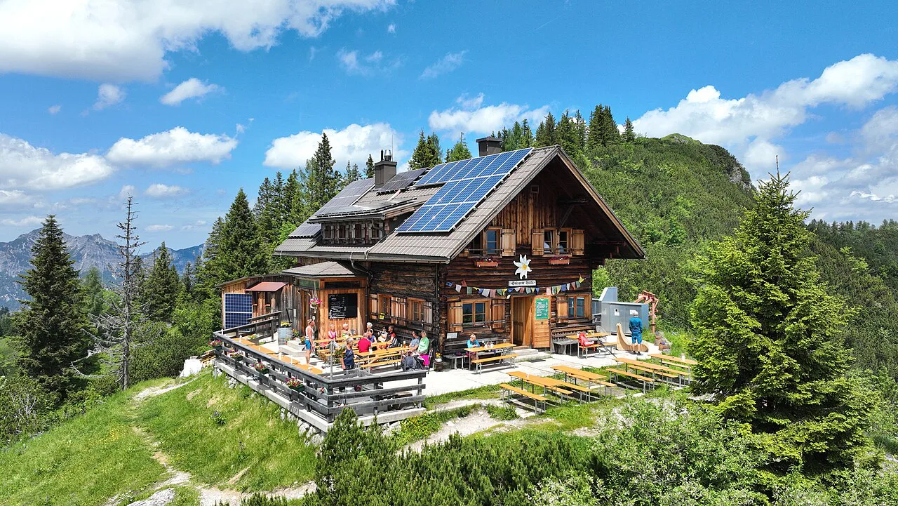 The Goiserer Hütte mountain hut above Bad Goisern.