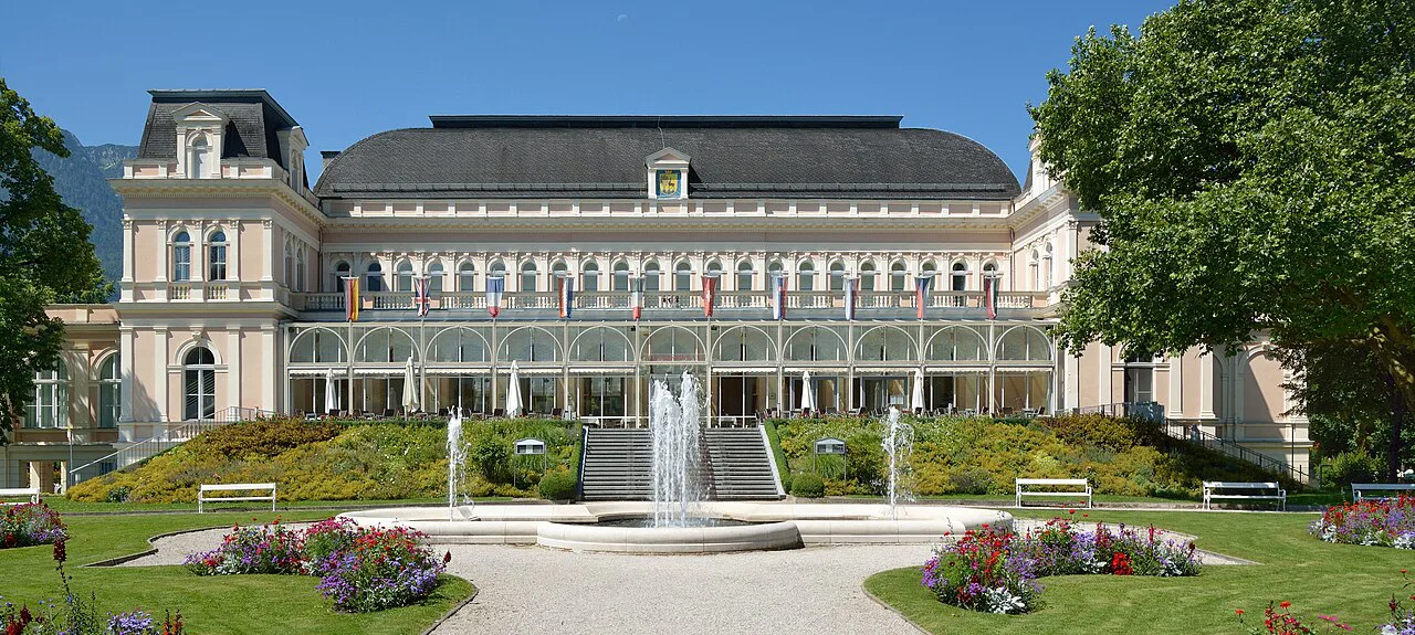 The Kongress- und Theaterhaus in Bad Ischl with its fountain garden.