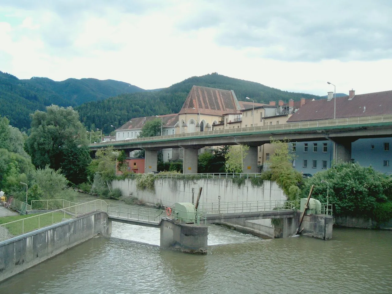The River Mur and a weir at Bruck an der Mur.