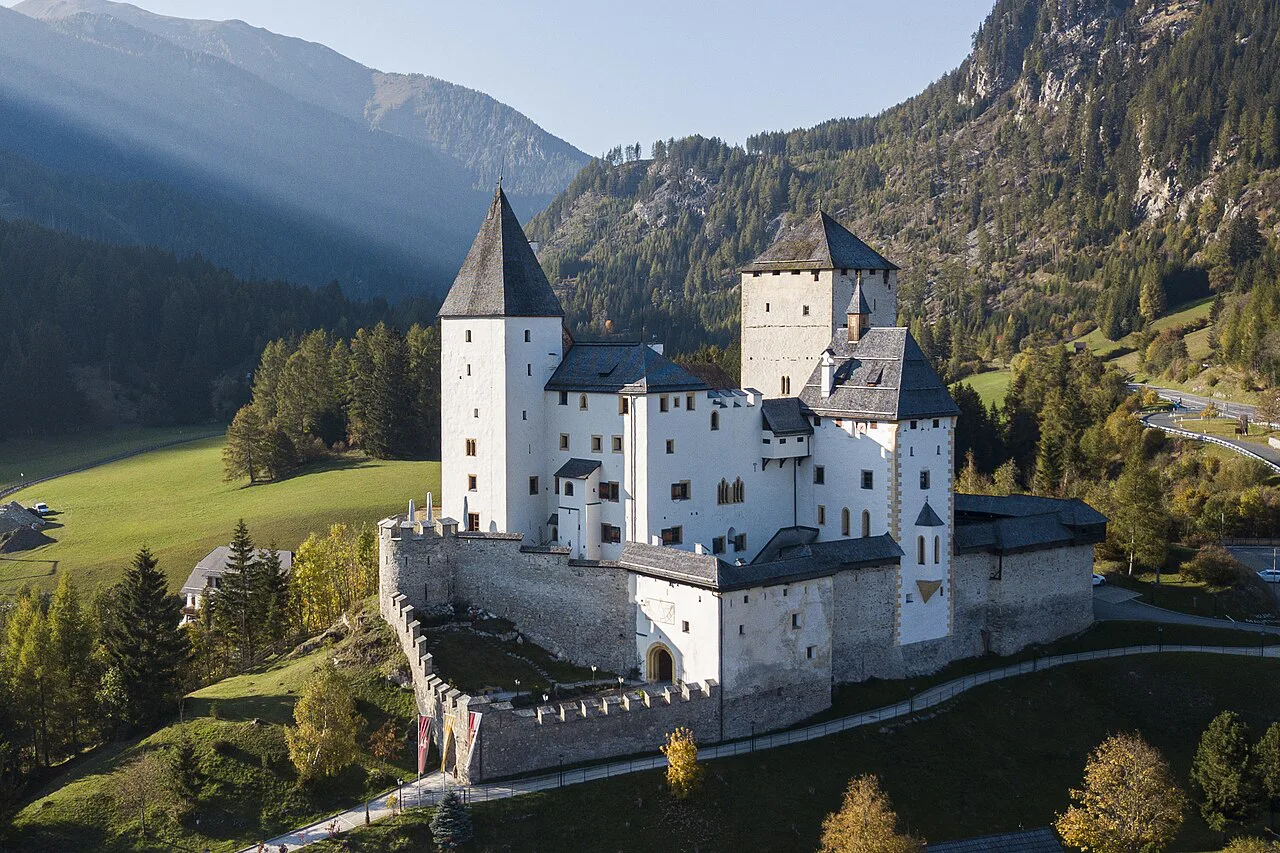 Burg Mauterndorf with the mountains of the Lungau behind.
