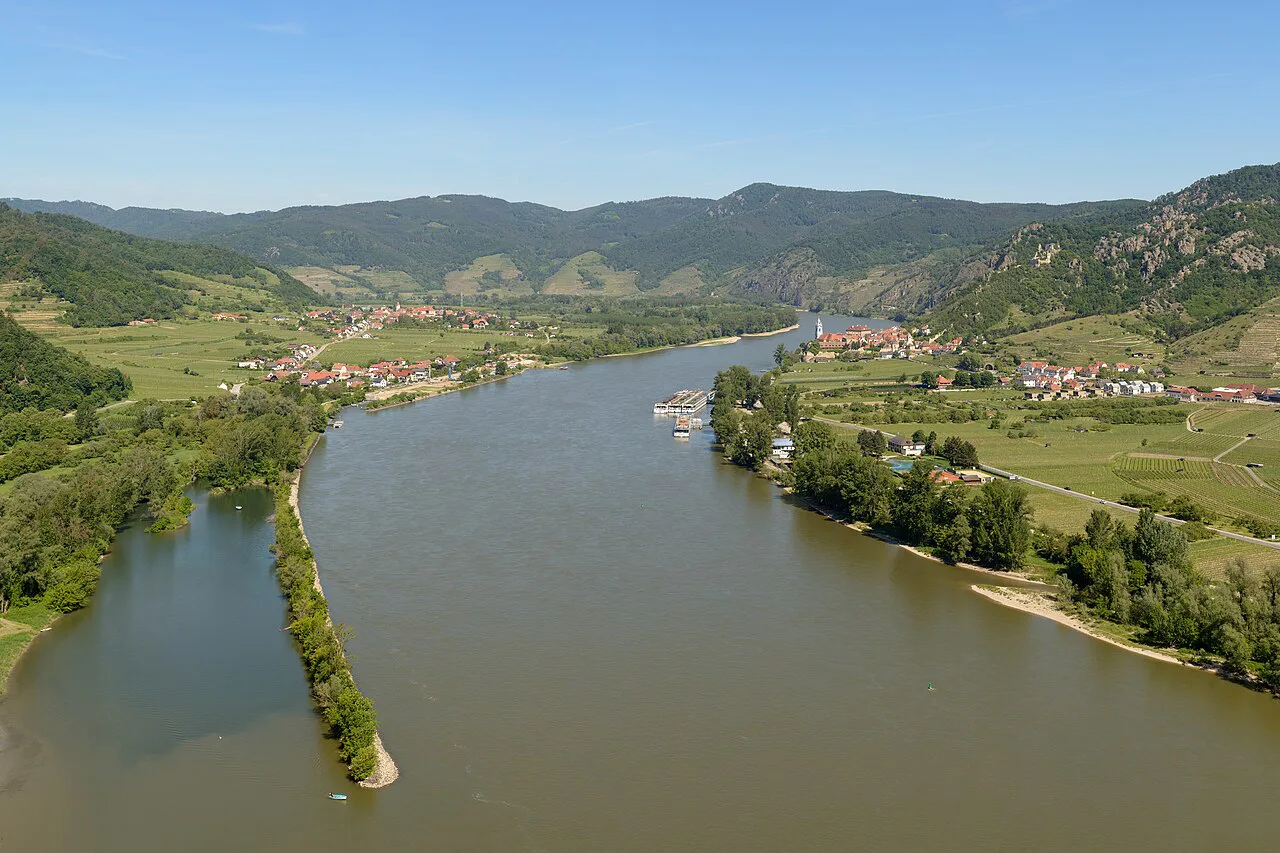 The Danube and Wachau riverside villages seen from the Gochelberg.