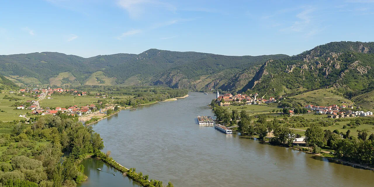 The Danube winding through the Wachau, seen from the Gochelberg towards Dürnstein.