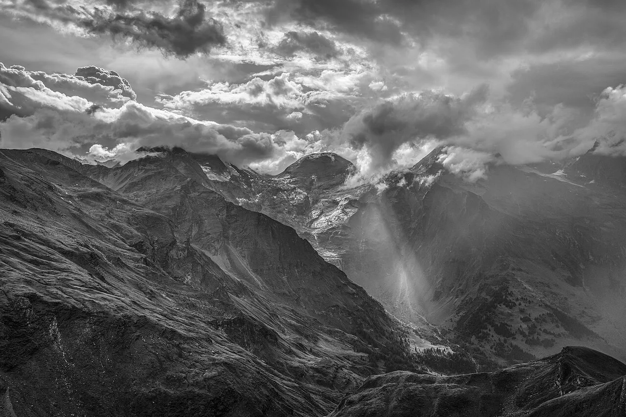 Black-and-white view over the Fuscher Tal from the Fuscher Törl.