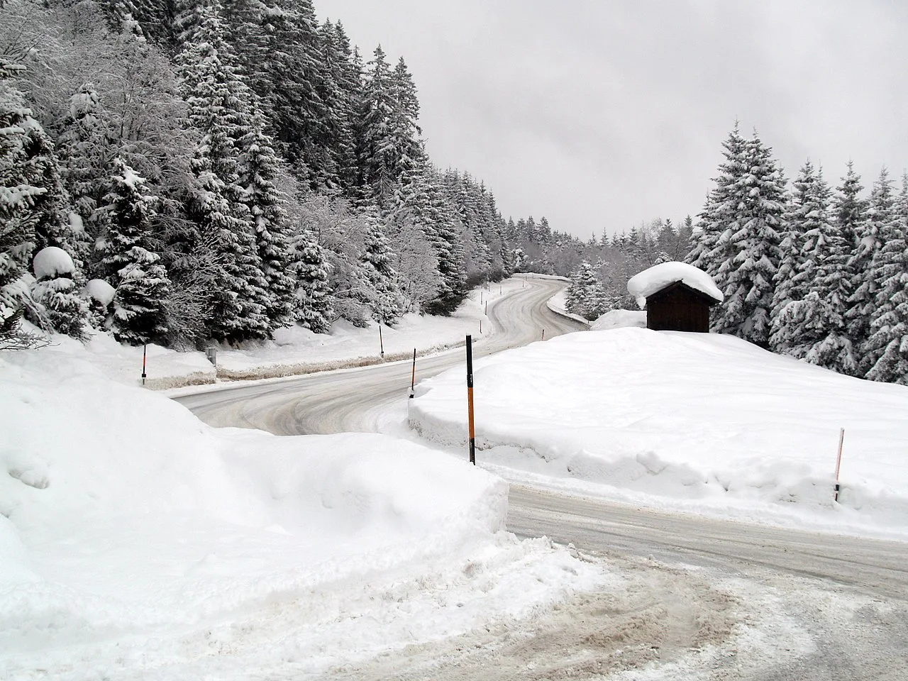 A snowy stretch of the main road through Gerlos in winter.