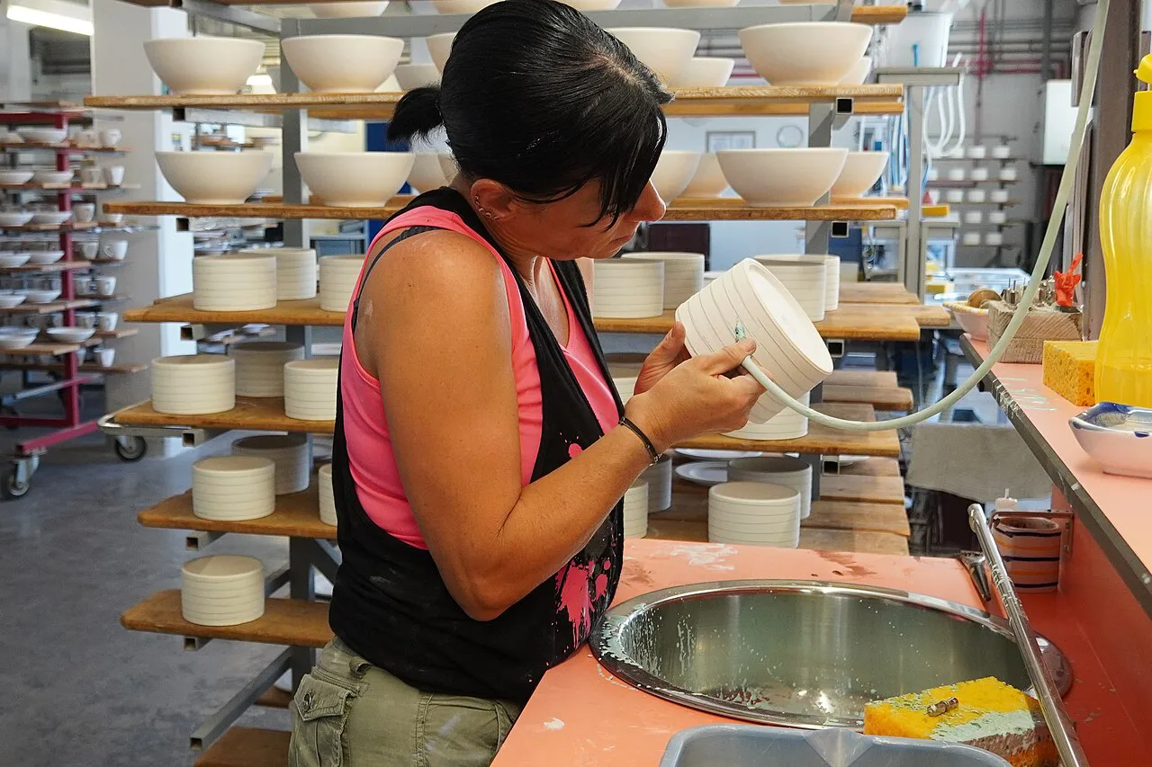 A craftswoman applying the flamed pattern at the Gmundner Keramik manufactory.