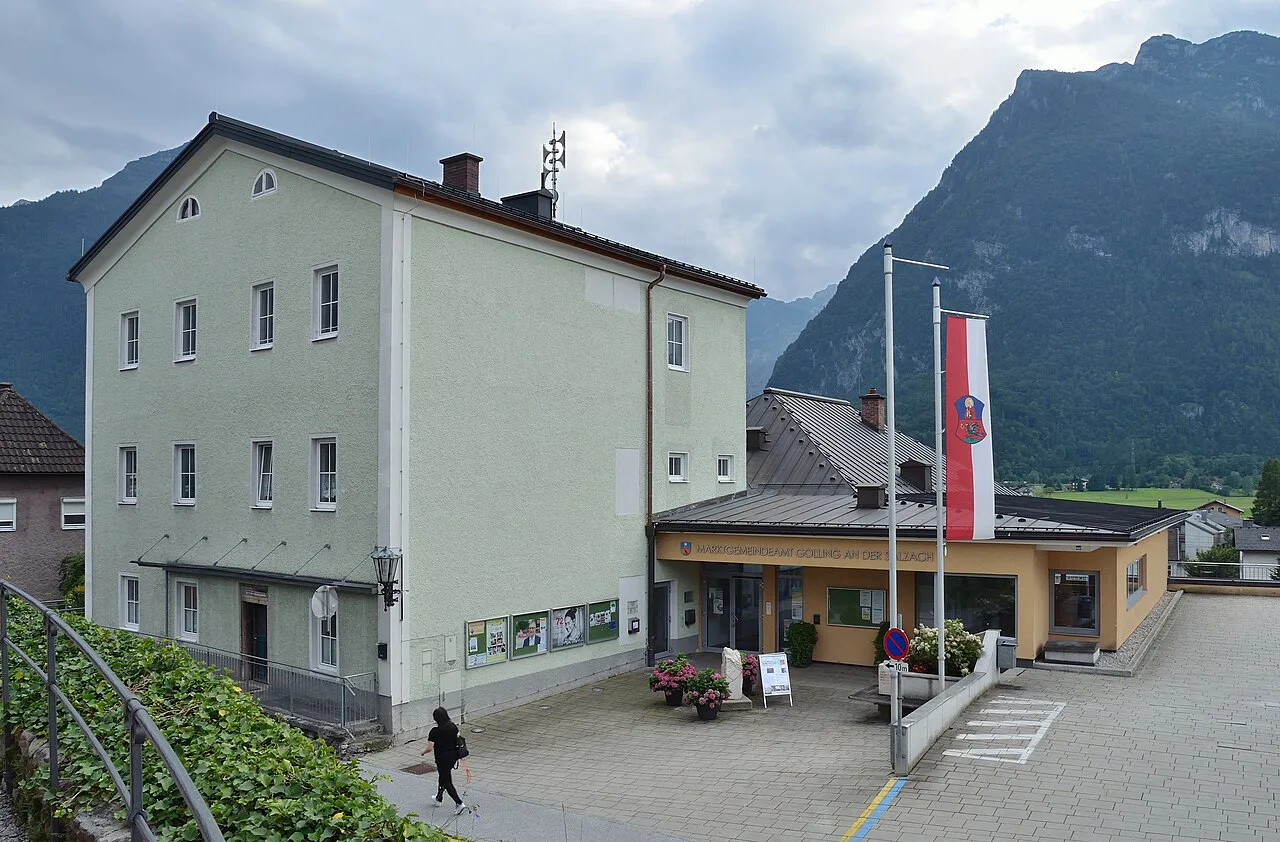 Golling's municipal office below the surrounding mountains.