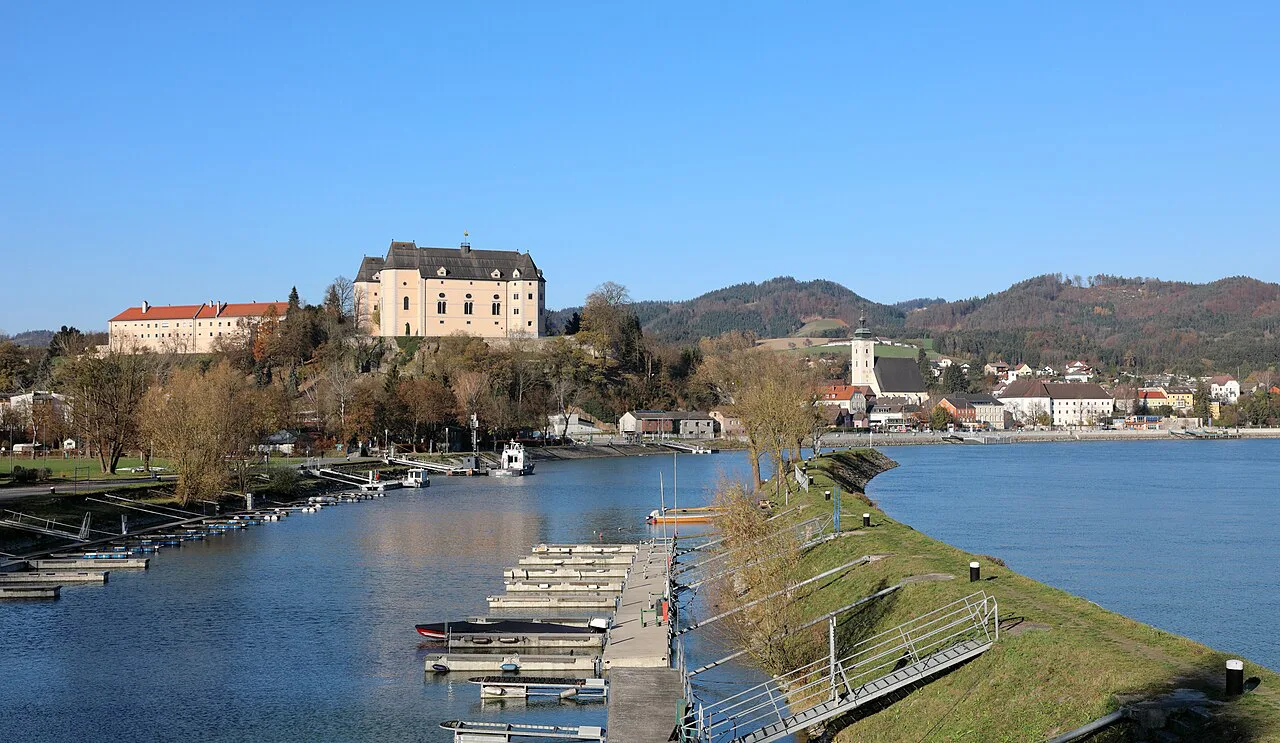 Grein on the Danube, with Greinburg castle above the harbour.