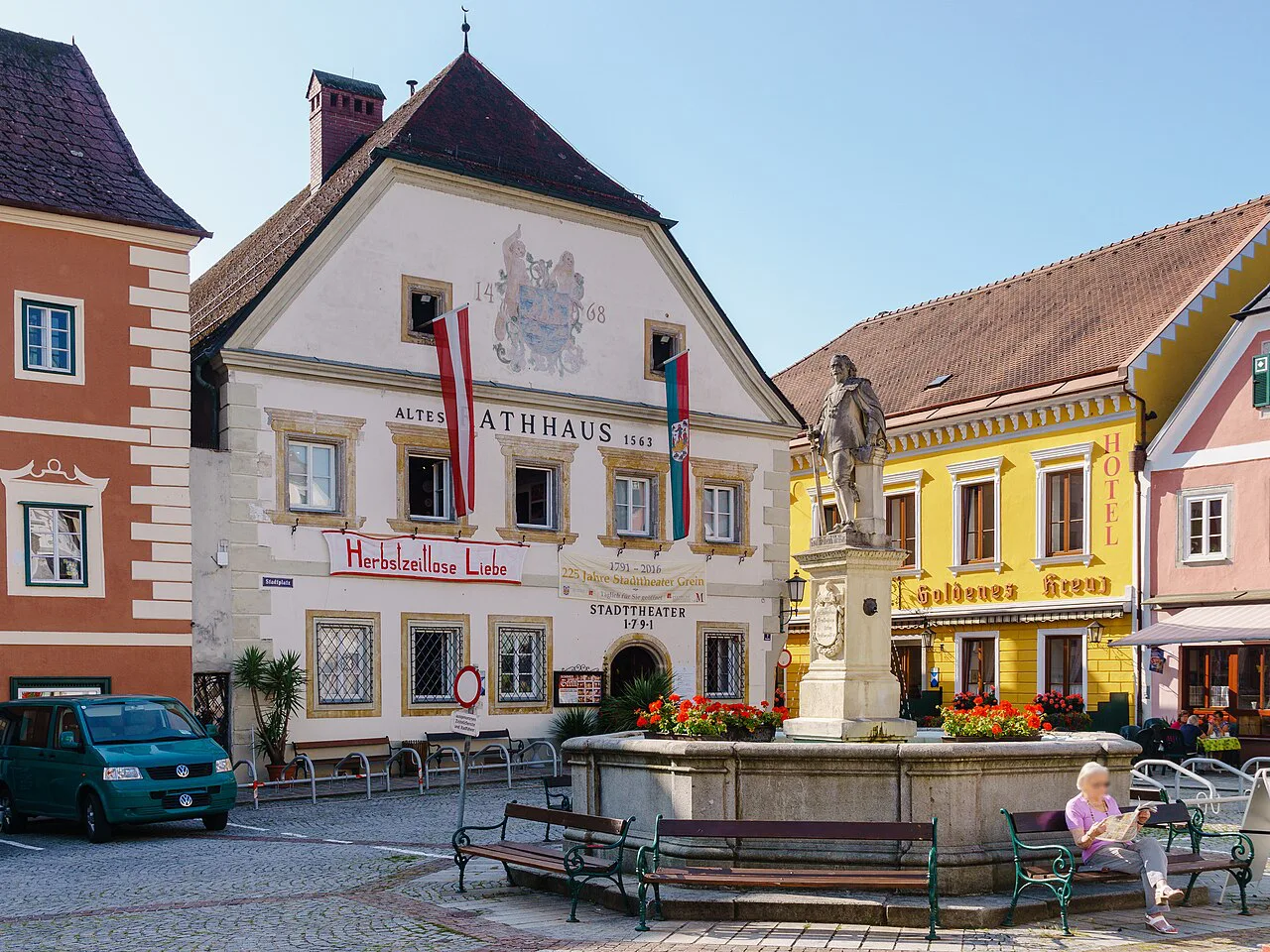 The former town hall, theatre and fountain on Grein's Stadtplatz.