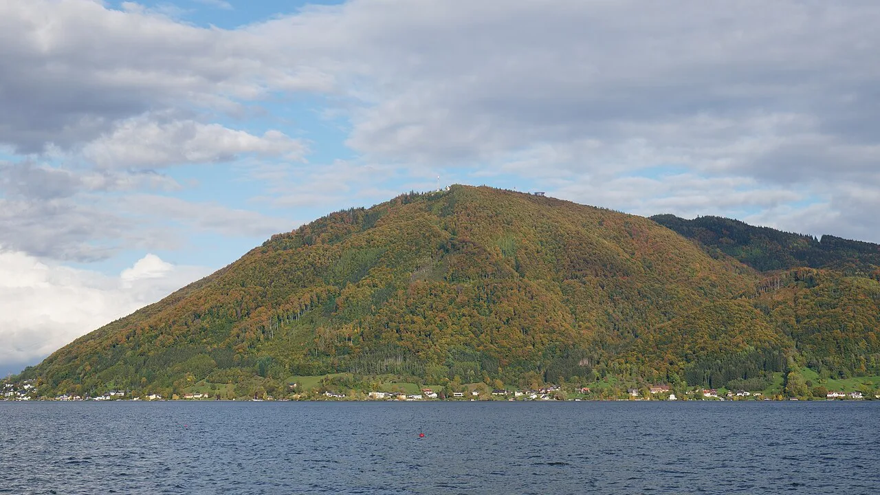 The Grünberg rising above the Traunsee at Gmunden, seen from Altmünster.