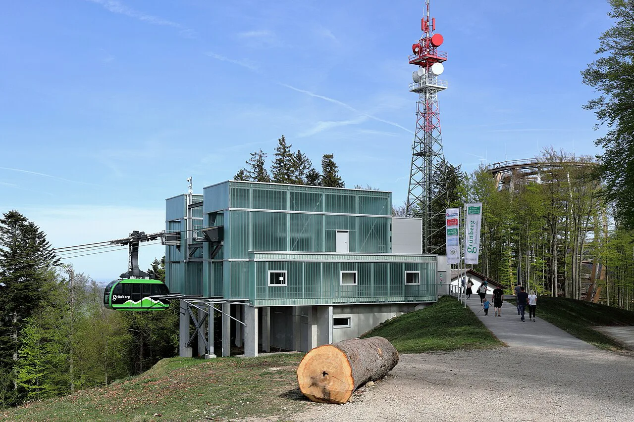 The Grünberg cable car's top station on the Grünberg above Gmunden.