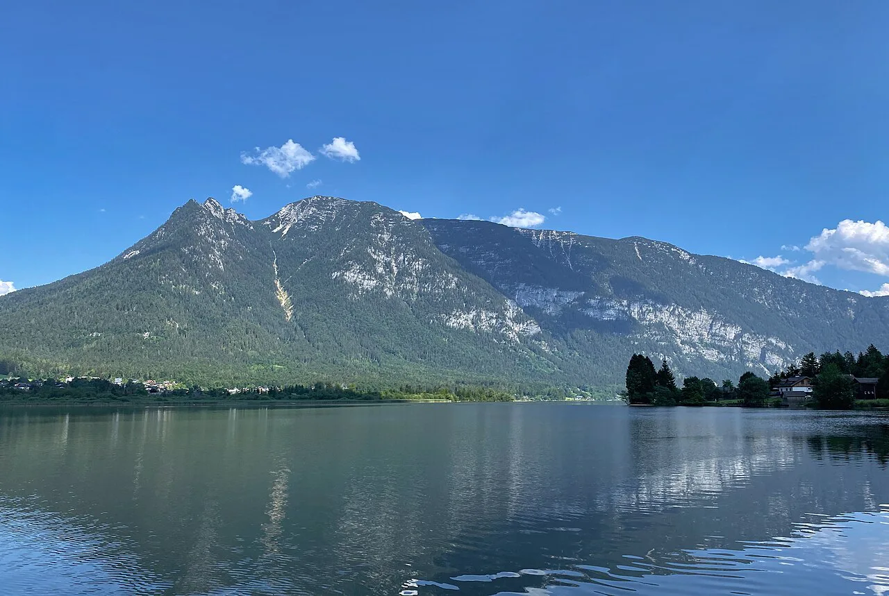 Falleck, Schwarzkogel and Hoher Sarstein seen across the Hallstätter See near Bad Goisern.
