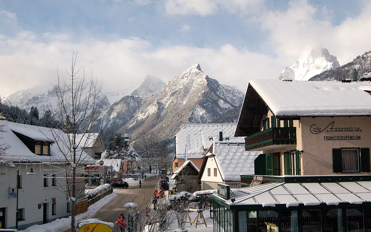 Hinterstoder's main road in winter with the Spitzmauer behind.