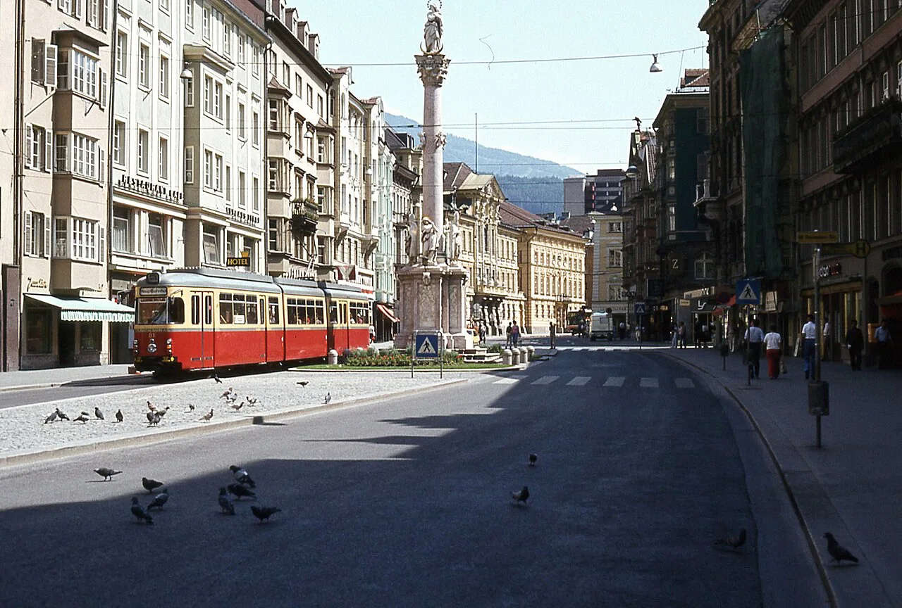 A Stubaitalbahn tram passing the Annasäule on Maria-Theresien-Straße in Innsbruck.