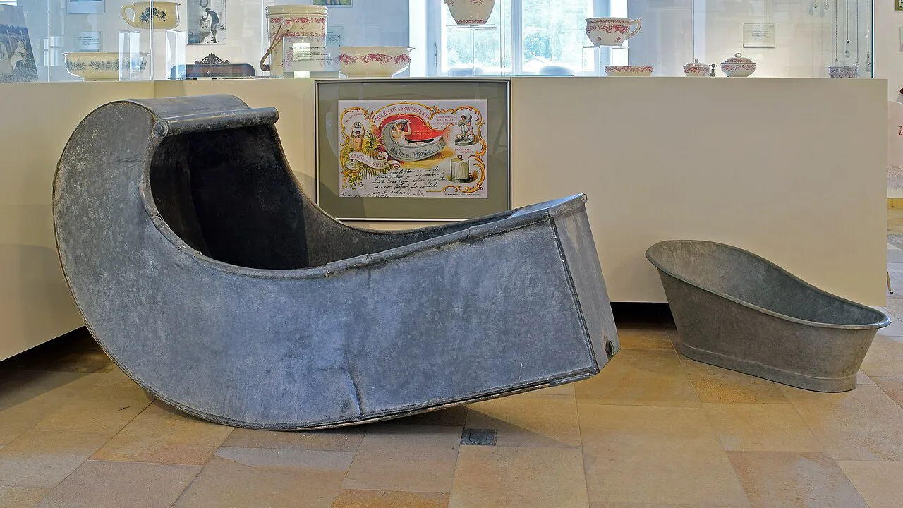 A rocking bathtub from about 1880 in the Kammerhofmuseum Gmunden.