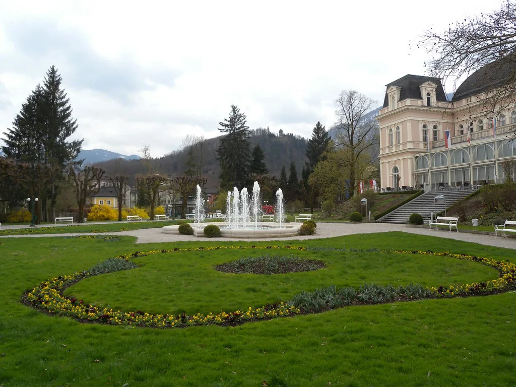 Venue view: Kurpark in Bad Ischl with fountain and the Kongress- & Theaterhaus Resized and converted to WebP.