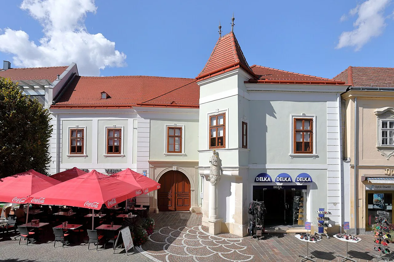 A listed townhouse with an oriel turret at Hauptstraße 19 in Eisenstadt.