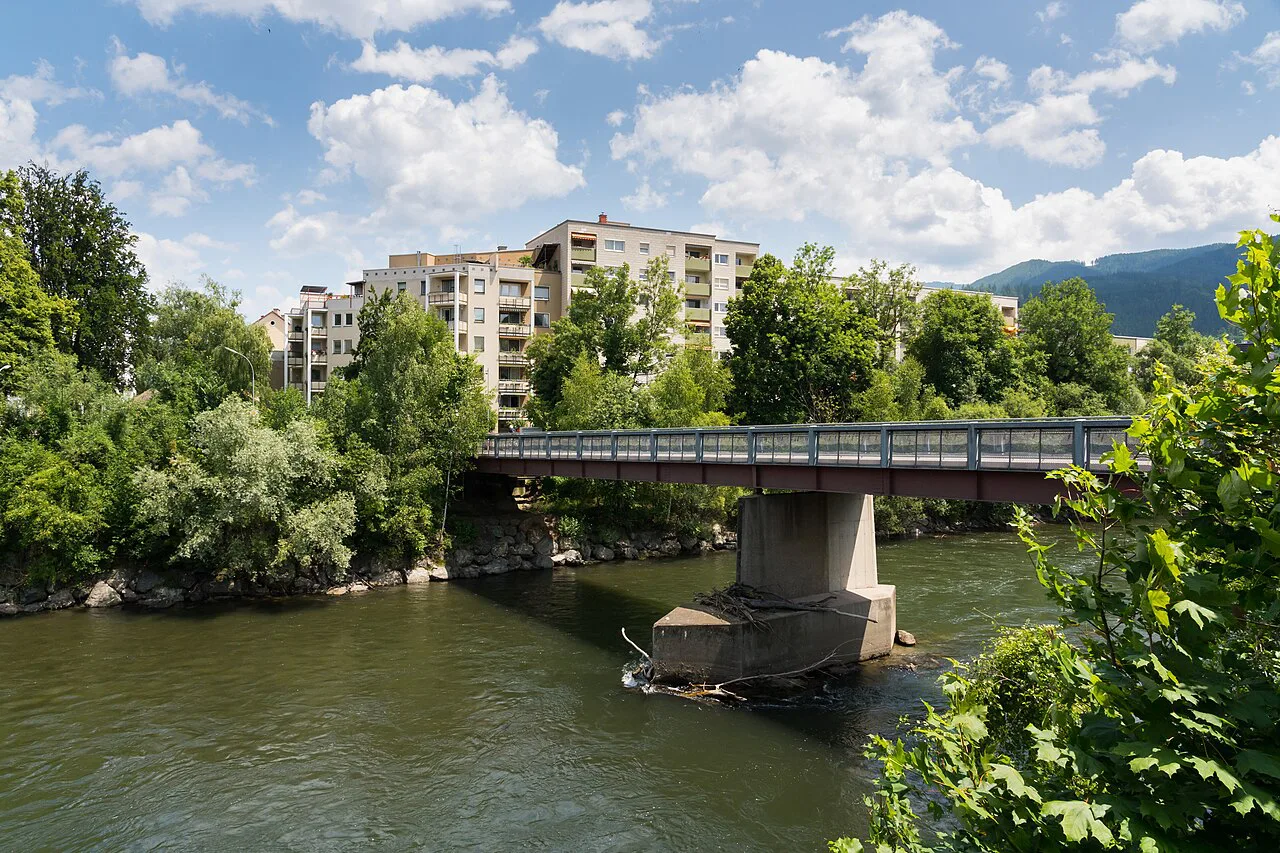 The Winkelfeldbrücke crossing the Mur to the Judendorf district of Leoben.