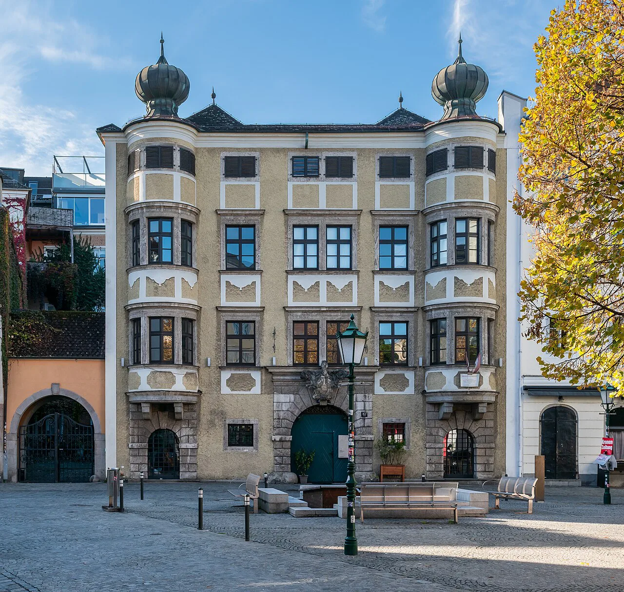 The Kremsmünsterer Haus at Altstadt 10 in Linz's old town.