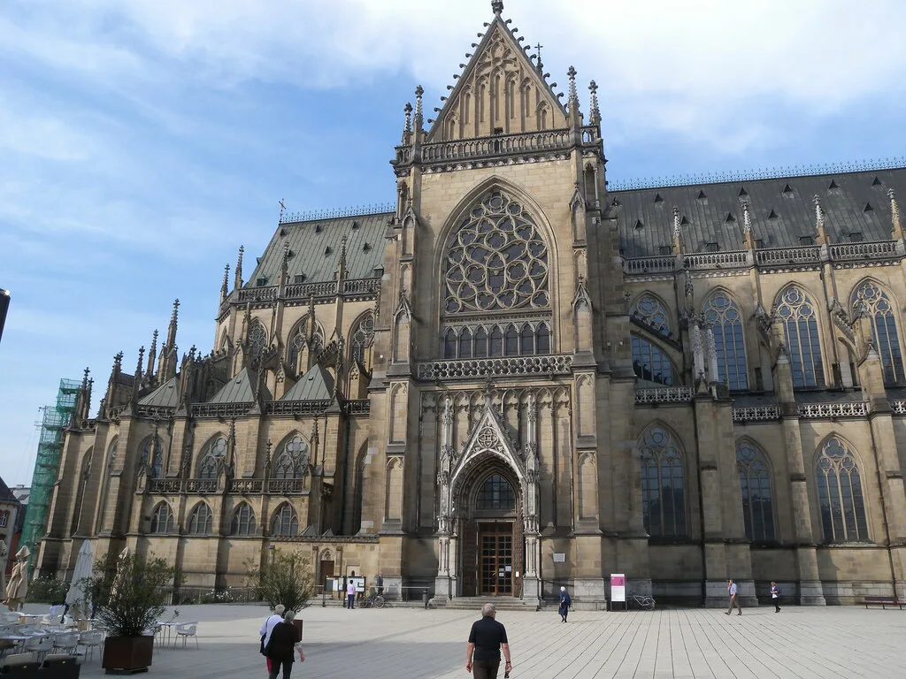 The neo-Gothic New Cathedral (Mariendom) in Linz, seen from the square in front.