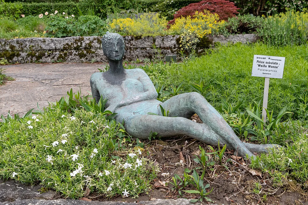 Peter Dimmel's bronze sculpture "Liegende" in the Linz Botanical Garden.