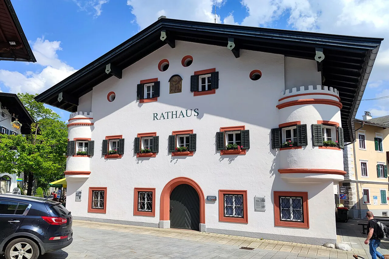 Lofer's town hall with its two round corner oriels.