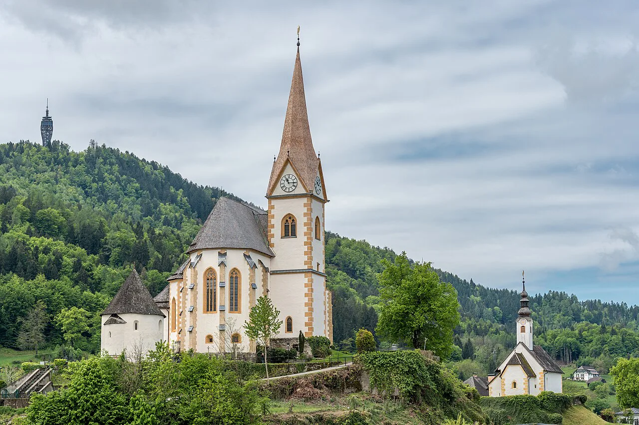 Maria Wörth's pilgrimage church and rosary church, with the Pyramidenkogel behind.