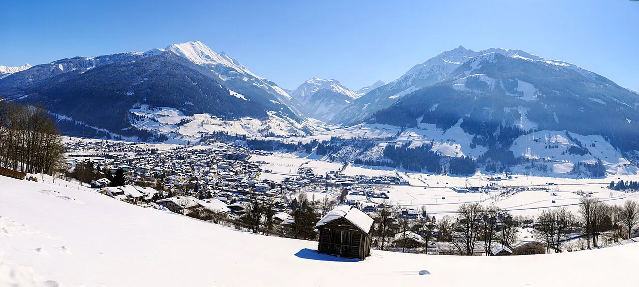 Panorama of Mittersill under winter snow, with the surrounding mountains.