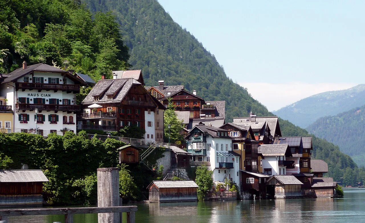 Lakeside houses and boathouses along the Hallstatt quay.