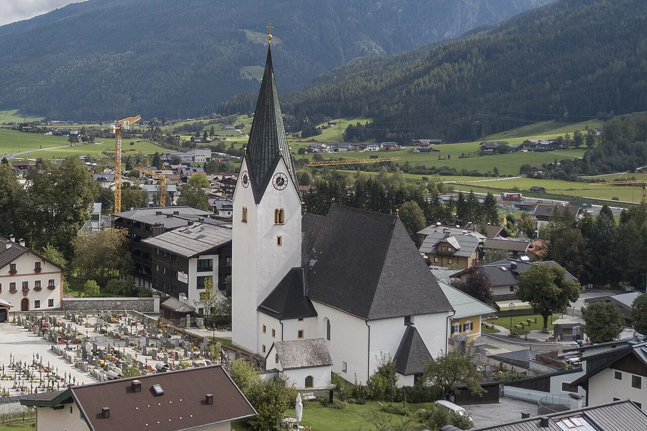 The parish church of Neukirchen am Großvenediger with the valley behind.