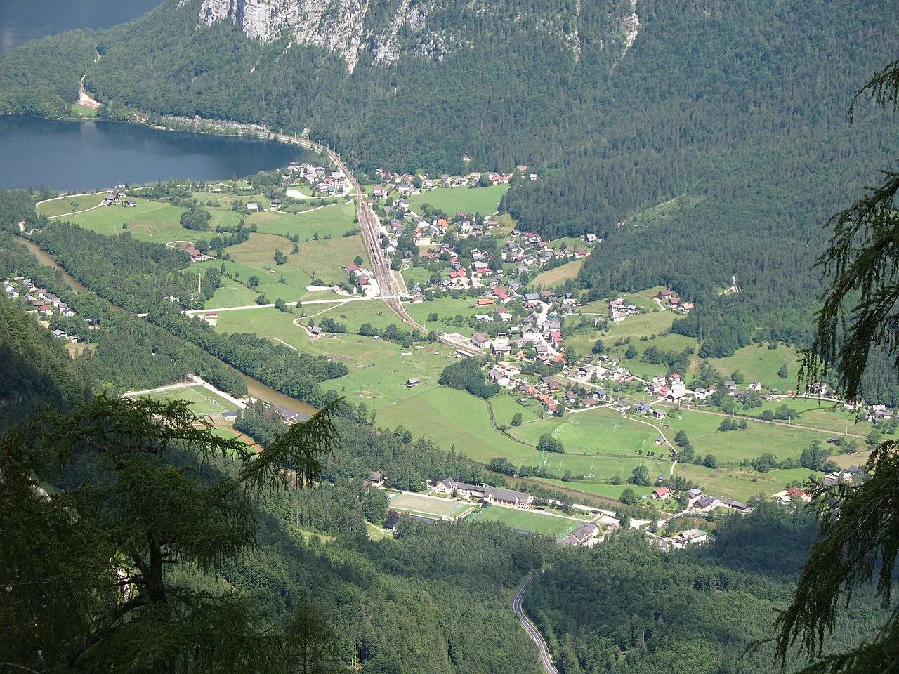 Obertraun and the Hallstätter See seen from the Hoher Dachstein.