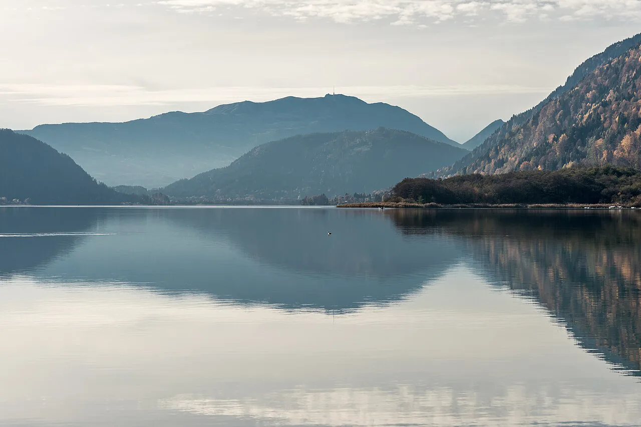 The Ossiacher See at Sankt Urban with the Dobratsch in the distance.