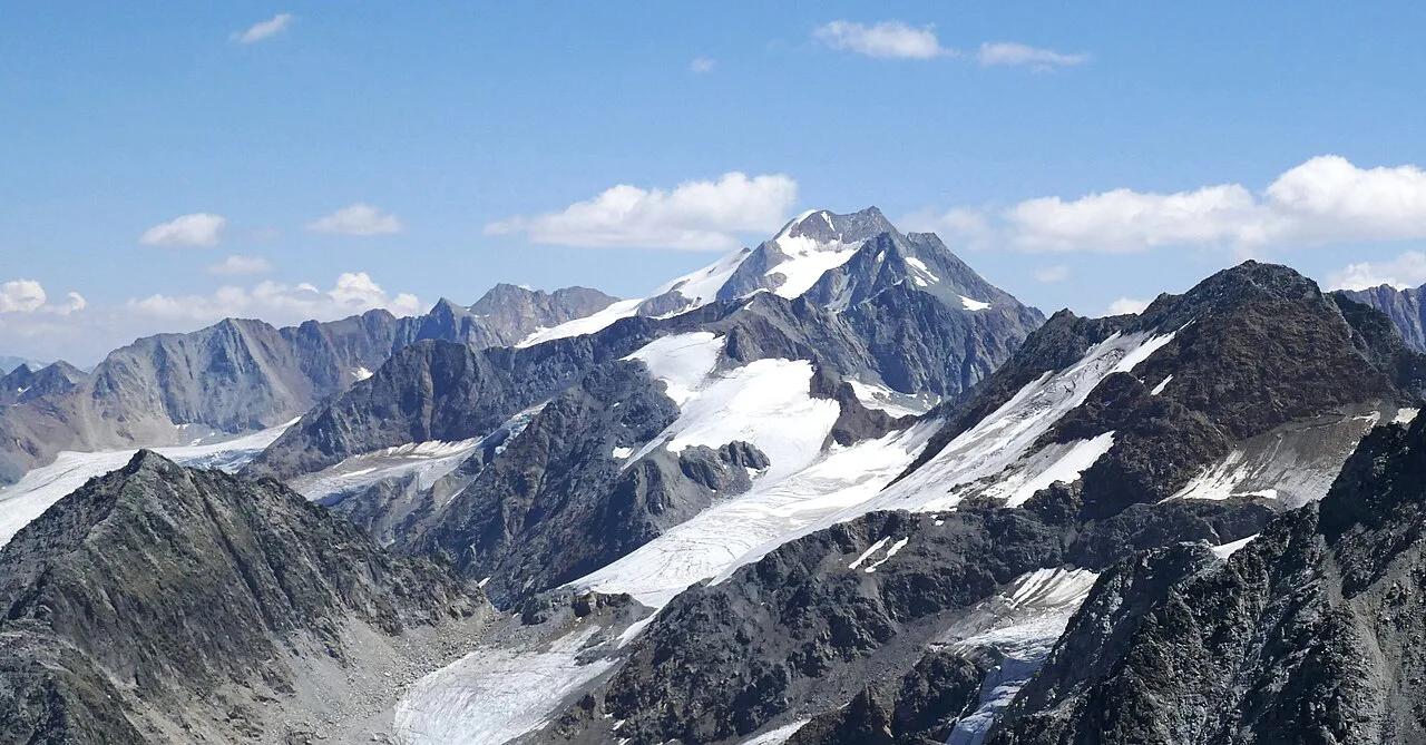 Glaciated peaks of the Ötztal Alps towards the Wildspitze.