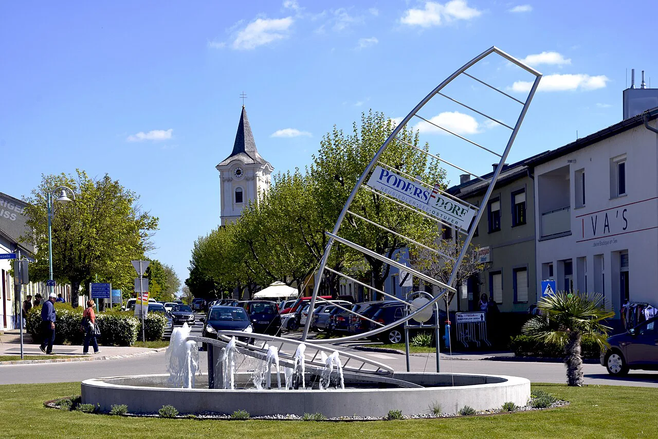 The centre of Podersdorf am See with its parish church.