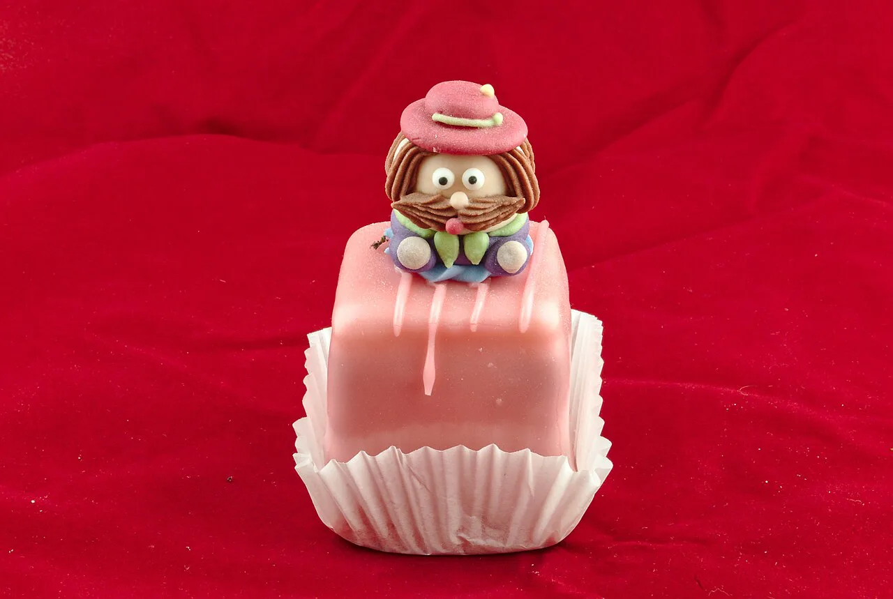 A Punschkrapfen from Groissböck topped with a decorative figure.