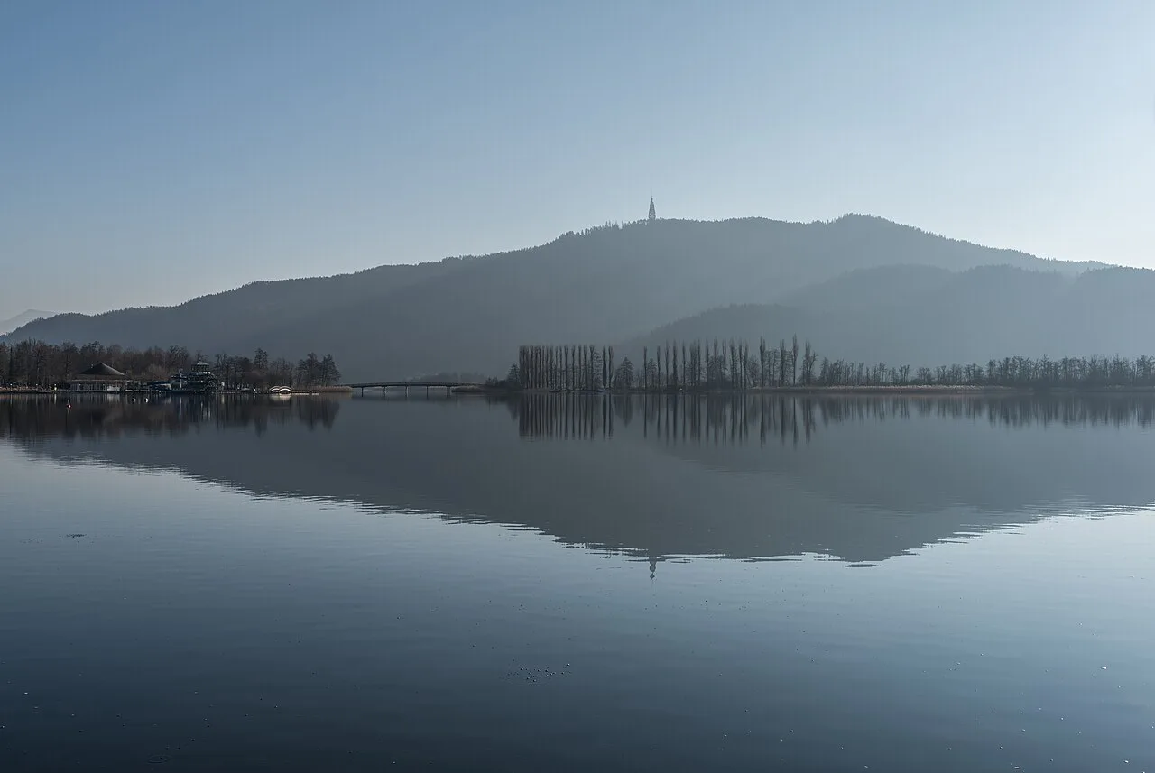The Wörthersee from Pörtschach, with the Pyramidenkogel on the far shore.