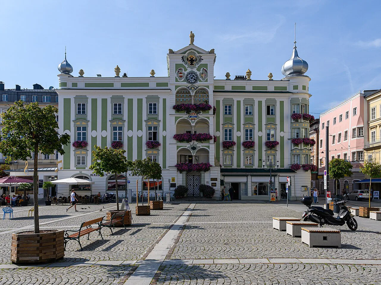 Gmunden's town hall facing the square by the Traunsee.
