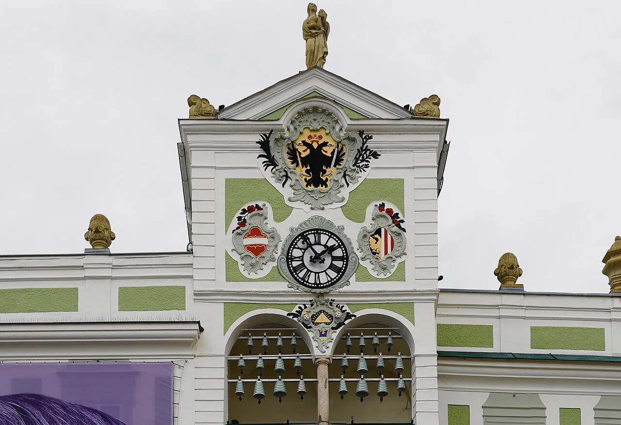 The ceramic carillon on the gable of Gmunden's town hall.