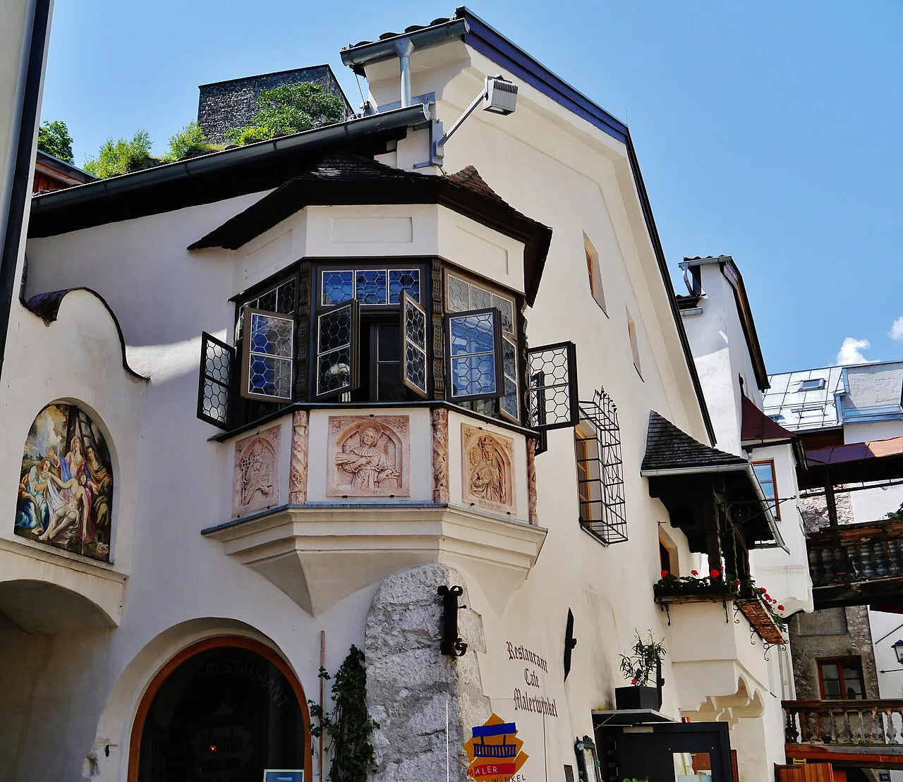 Painted houses and bay windows in Rattenberg's old town.