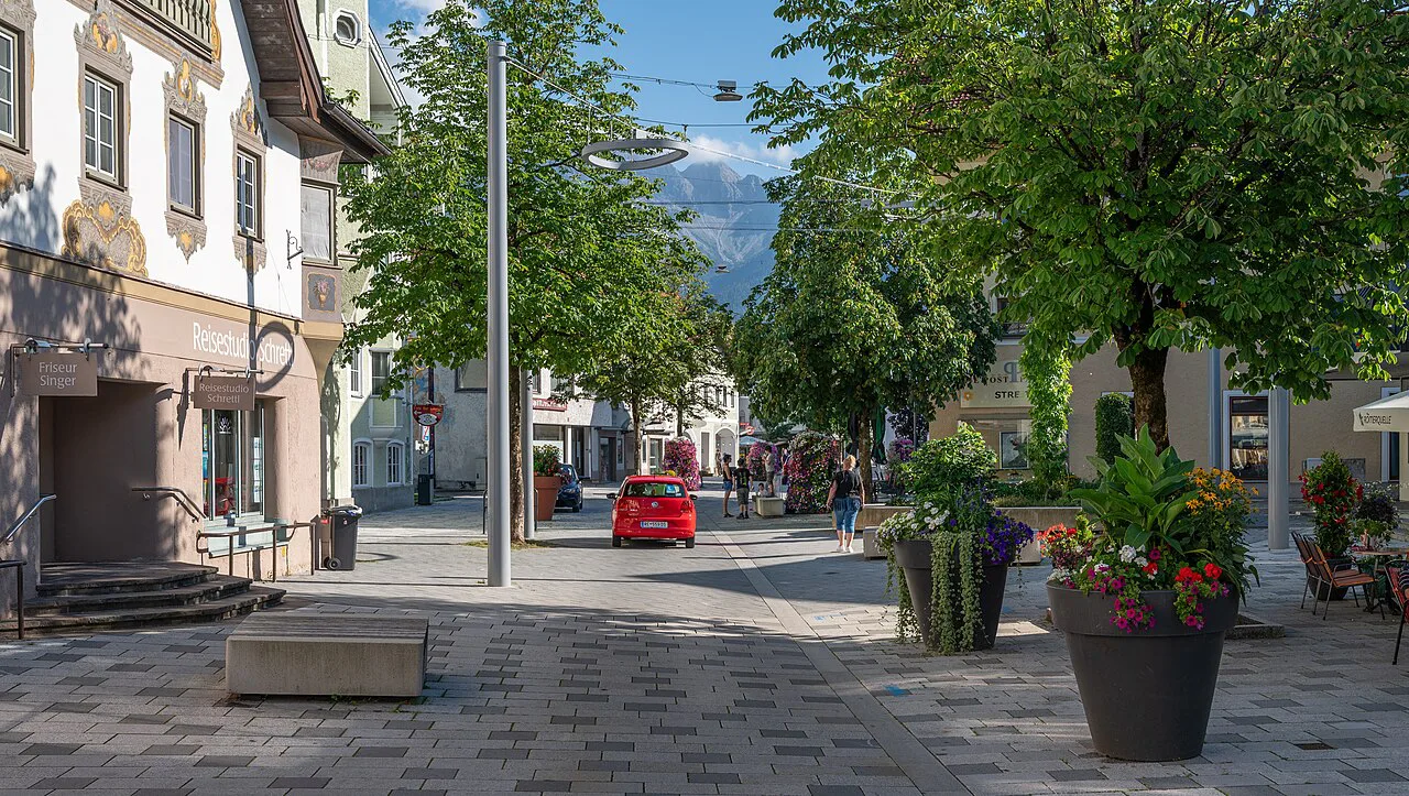 The traffic-calmed Untermarkt shopping street in Reutte.
