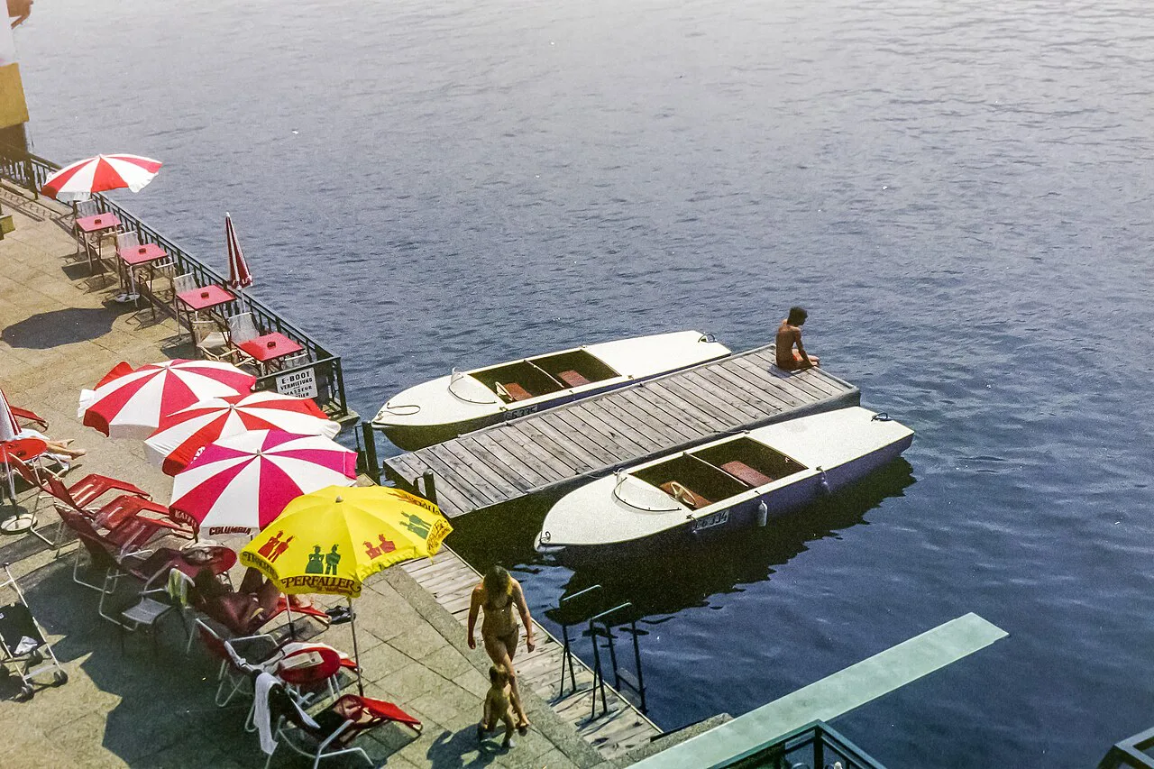 Parasols and a bathing jetty on the Wolfgangsee at St. Wolfgang.