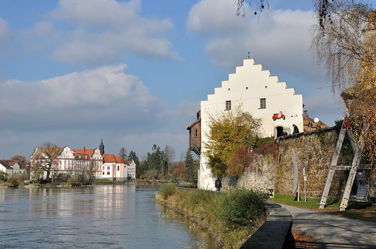 A former granary and the town wall on the Inn riverside in Schärding.