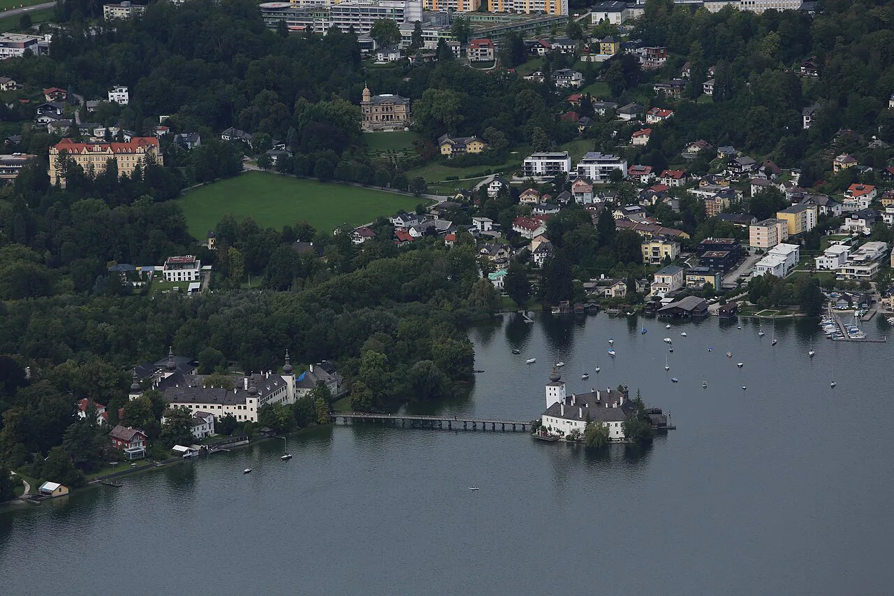 Schloss Ort and Gmunden on the Traunsee shore seen from above.