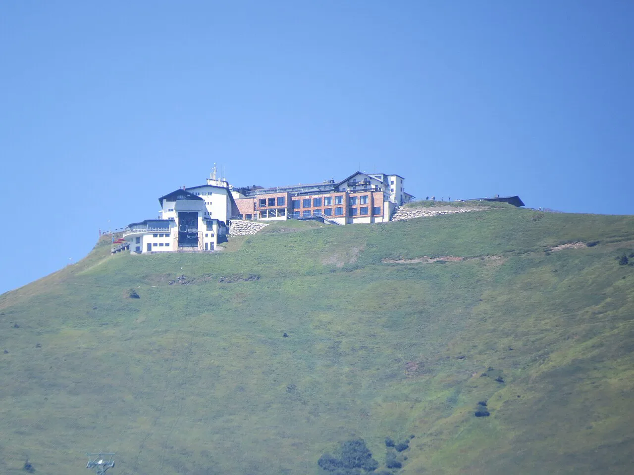 Buildings on the grassy summit of the Schmittenhöhe above Zell am See.