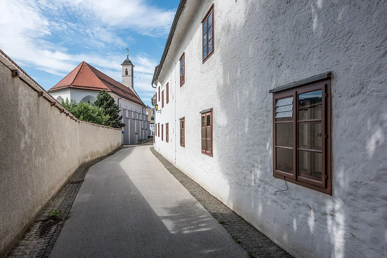 Bürgergasse in St. Veit an der Glan, with the former monastery church.
