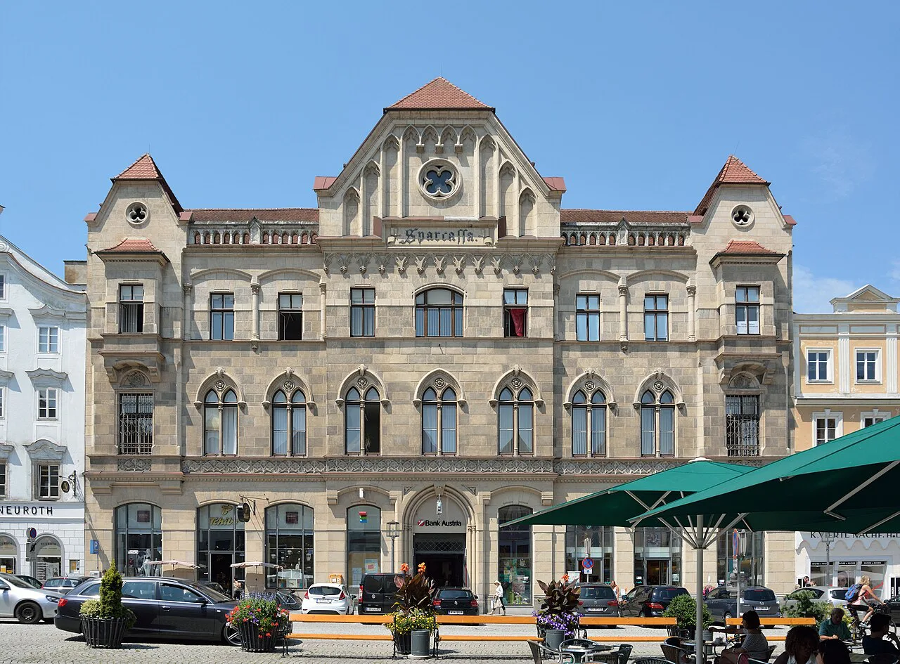 The ornate bank building at Stadtplatz 20–22 in Steyr.